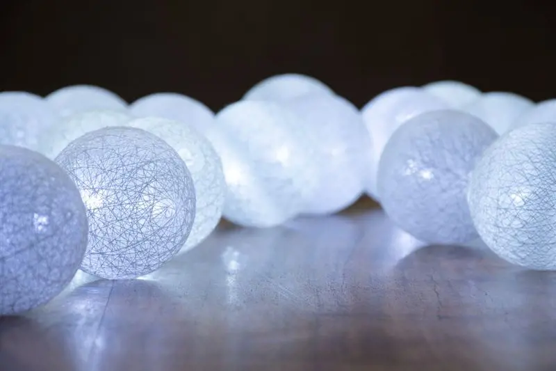 VO -LED BALLS WHITE -16LED STUDENA